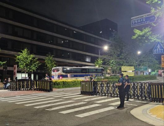 법원이 윤석열 전 대통령에 대한 구속영장을 발부한 지 약 1시간 30분이 지난 10일 새벽 3시 50분쯤 경찰이 법원 진입로 쪽 통제선 일부를 개방하고 있다. 최현빈 기자