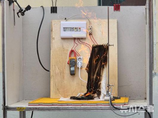 10일 부산 연제구 부산소방재난본부의 멀티탭 발화 위험 요인을 알리기 위한 실험에서 정격정류를 초과한 멀티탭에서 불이 나고 있다. 뉴시스