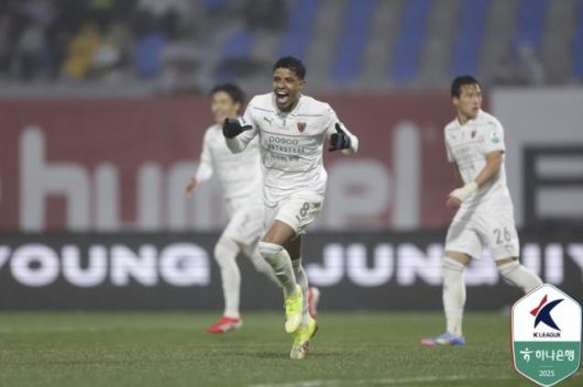 포항 스틸러스의 오베르단이 4월 5일 경기 수원종합운동장에서 열린 K리그1 2025 수원FC와 경기에서 득점 후 세리머니를 하고 있다. 한국프로축구연맹 제공