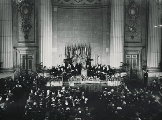 1949년 4월 4일 미국 워싱턴에서 나토 창설 조약을 체결하고 있다. 나토 홈페이지 캡처