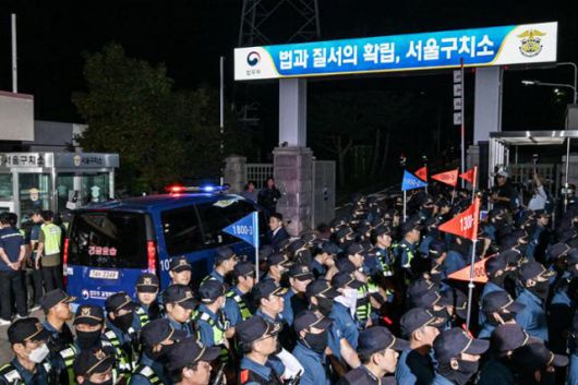 윤석열 전 대통령이 9일 구속 전 피의자 심문(영장실질심사)을 마친 뒤 대기를 위해 호송차를 타고 경기 의왕시 서울구치소 입구에 들어서고 있다. 하상윤 기자