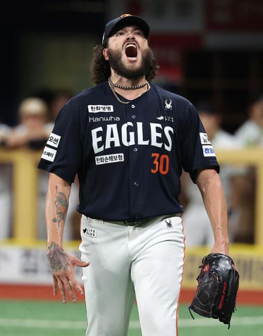 한화의 선발투수 코디 폰세가 4일 서울 고척스카이돔에서 열린 키움과 경기에서 7회말 삼진으로 이닝을 끝낸 후 포효하고 있다. 뉴스1