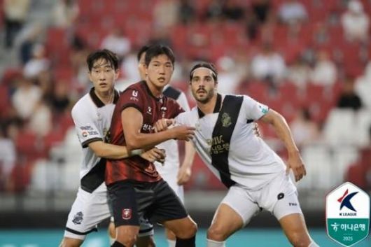 K리그2 부천이 올여름 새로 영입한 베테랑 센터백 백동규(가운데)가 지난달 28일 경남 선수들과 경합하고 있다. 한국프로축구연맹 제공