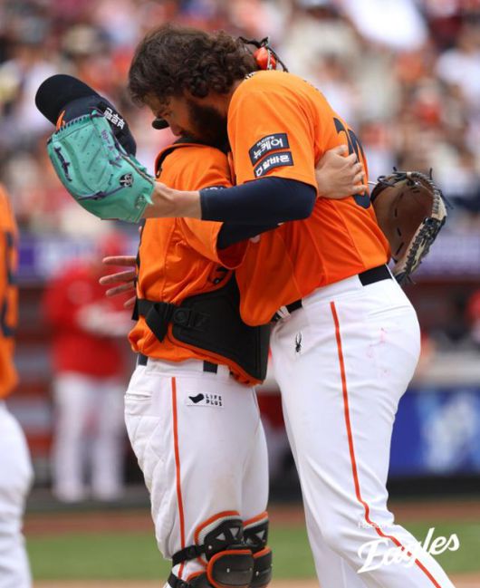 최재훈(왼쪽)이 5월 17일 대전 한화생명볼파크에서 열린 SSG와 더블헤더 1차전 도중 '한 경기 18탈삼진' 대기록을 달성한 선발 투수 코디 폰세와 포옹을 하고 있다. 한화 제공