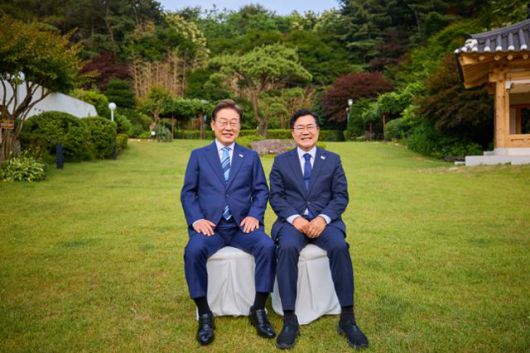 이재명 대통령이 지난달 7일 서울 용산구 한남동 대통령 관저에서 '민주당 전현직 지도부' 만찬을 열고 박찬대 전 원내대표와 사진을 찍고 있다. 박 의원실 제공