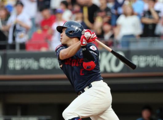 롯데 전준우가 6일 광주KIA챔피언스필드에서 열린 KIA와 경기에서 3회초 1사 1루에 안타를 때리고 있다. 광주=연합뉴스