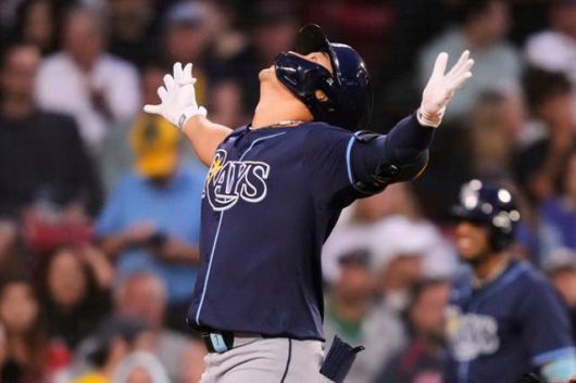 탬파베이의 김하성이 11일 미국 매사추세츠주 보스턴의 펜웨이 파크에서 열린 보스턴과 경기에서 4회초 역전 2점 홈런을 친 후 세리머니를 하고 있다. 보스턴=AP 뉴시스