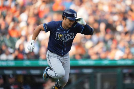 김하성이 9일 미국 미시간주 디트로이트 코메리카 파크에서 열린 디트로이트전에서 2회초 좌전 안타를 친 후 1루를 향해 달리고 있다. 디트로이트=AP 뉴시스