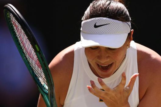 아만다 아니시모바가 10일 영국 런던 올잉글랜드 클럽에서 열린 2025 윔블던 여자 단식 준결승에서 세계 랭킹 1위 아리나 사발렌카에게 승리한 뒤 포효하고 있다. 런던=AFP 연합뉴스