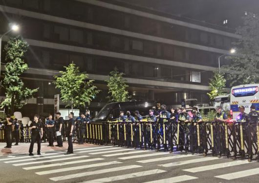 윤석열 전 대통령에 대한 구속영장이 발부된 지 1시간 뒤인 10일 새벽 3시쯤 경찰이 서울 서초구 서울중앙지법 서문 쪽 진입로를 봉쇄한 채 시위대를 지켜보고 있다. 최현빈 기자