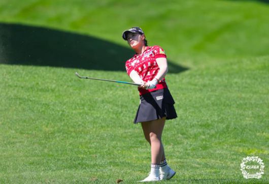 박현경이 아이언샷을 하고 있다. KLPGA 제공