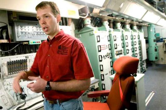 미국 노스다코타주 쿠퍼스타운 근처에 위치한 냉전시절 핵미사일 발사기지 시설을 2009년 8월 관리 직원이 설명하고 있다. 쿠퍼스타운=AP 연합뉴스