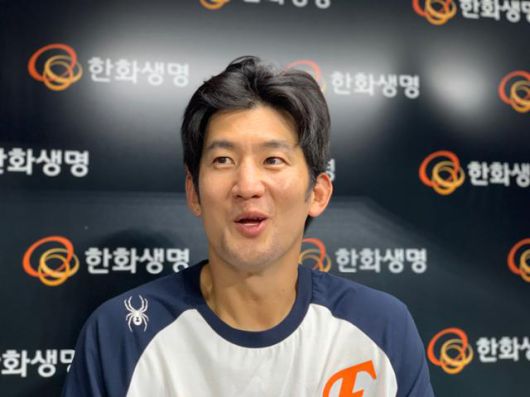 최재훈이 9일 대전 한화생명 볼파크에서 열린 KIA전 승리 후 수훈선수 인터뷰를 진행하고 있다. 대전=박주희 기자