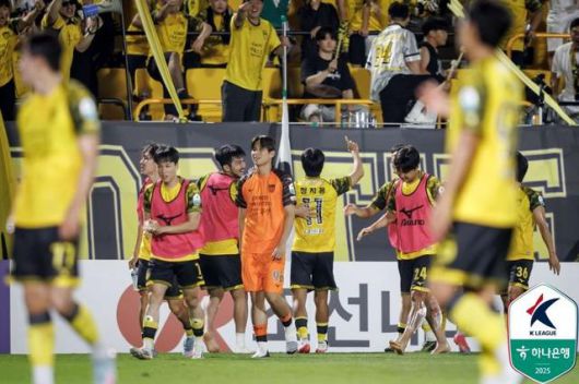 K리그2 전남 선수들이 5일 광양축구전용경기장에서 열린 인천과의 맞대결에서 승리를 거둔 뒤 기뻐하고 있다. 한국프로축구연맹 제공