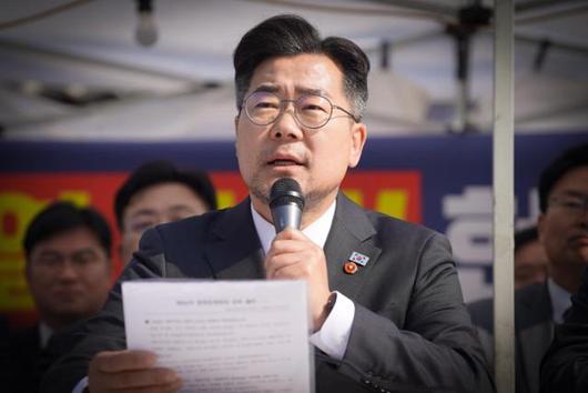 윤석열 전 대통령 파면 이전인 4월 3일 박찬대 더불어민주당 당시 원내대표가 서울 광화문 천막당사에서 원내대책회의를 주재하고 있다. 박 의원 페이스북 캡처