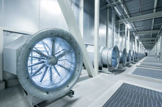 스웨덴 룰레오에 위치한 메타의 데이터센터 내부에 여러 대의 냉각 팬이 설치돼 있다. 메타 제공