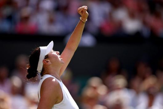 아만다 아니시모바가 10일 영국 런던의 올잉글랜드 클럽에서 열린 2025 윔블던 여자 단식 준결승에서 세계 랭킹 1위 아리나 사발렌카를 꺾은 뒤 환호하고 있다. 런던=AFP 연합뉴스