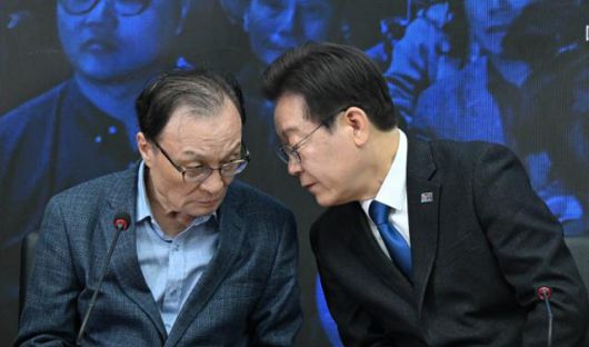 이재명 더불어민주당 상임공동선대위원장이 2024년 여의도 당사에서 열린 제12차 합동 중앙선대위 겸 선대위 해단식에서 이해찬 상임공동선대위원장과 대화하고 있다. 고영권 기자