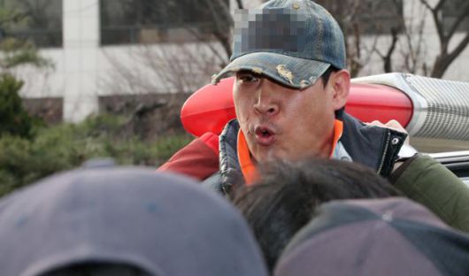 지난 2015년 1월 15일, '안산 인질극 살인' 사건을 벌였던 김상훈이 영장실질심사(구속 전 피의자 심문)를 위해 경기 안산시 단원경찰서를 나서고 있다. 이듬해 5월 그에 대한 무기징역이 대법원에서 확정됐다. 한국일보 자료사진