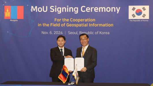 LX 한국국토정보공사 어명소(오른쪽) 사장과 몽골 토지행정청 엔크만라이 아난드 청장이 지난해 11월 경기 고양시 킨텍스에서 공간정보 분야 협력에 관한 양해각서에 서명한 뒤 기념촬영을 하고 있다. LX제공