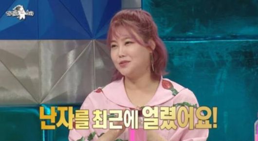 미혼 여성 스타들이 난자 냉동 시술 고백을 어렵지 않게 예능 프로그램에서 밝히는 시대다. 가수 겸 화가인 솔비가 2023년 MBC 예능 프로그램 '라디오스타'에 출연해 난자 냉동 사실을 말하고 있다. 그는 이 영상에서 난자 냉동을 위한 호르몬 주사를 맞는 과정에서 체력이 떨어지고 얼굴이 붓는 등 신체적 변화가 이뤄졌다고도 말했다. MBC 영상 캡처