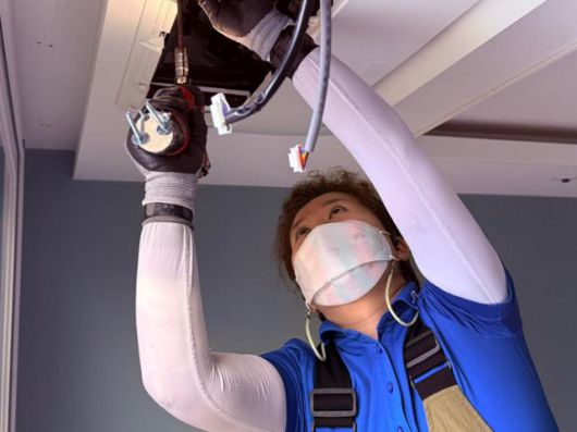 에어컨 청소 기사 정윤미(46)씨가 3일 오전 에어컨 청소를 위해 찾은 서울의 한 주택에서 에어컨 분해 작업을 하고 있다. 에어컨 청소라고 하면 간단한 필터 청소만을 떠올리기 쉽지만, 정씨는 직접 에어컨의 세부적인 부품까지 분해·조립하며 구석구석을 세척한다. 최은서 기자