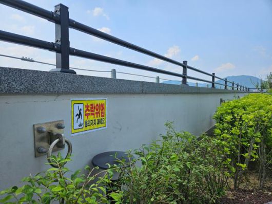 지난 7일 10대 여성이 투신한 경기 광주시의 한 상가건물 옥상에 '추락 위험' 안내문이 붙어 있다. 투신 사건으로 1층을 지나던 모녀까지 생명을 잃었다. 이종구 기자