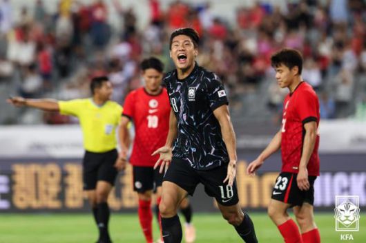 이호재가 11일 경기 용인미르스타디움에서 열린 2025 동아시아축구연맹(EAFF) E-1챔피언십(동아시안컵) 홍콩과의 경기에서 1-0으로 앞선 후반 골을 넣고 기뻐하고 있다. 대한축구협회 제공