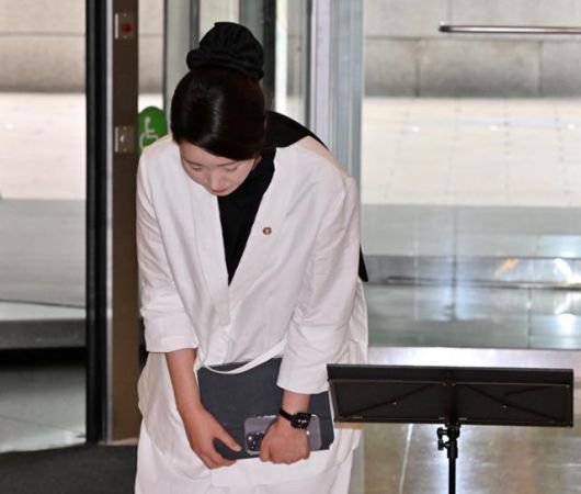 강선우 여성가족부 장관 후보자가 지난달 26일 서울 종로구 이마빌딩에 마련된 인사청문회 사무실로 출근하며 인사하고 있다. 홍인기 기자