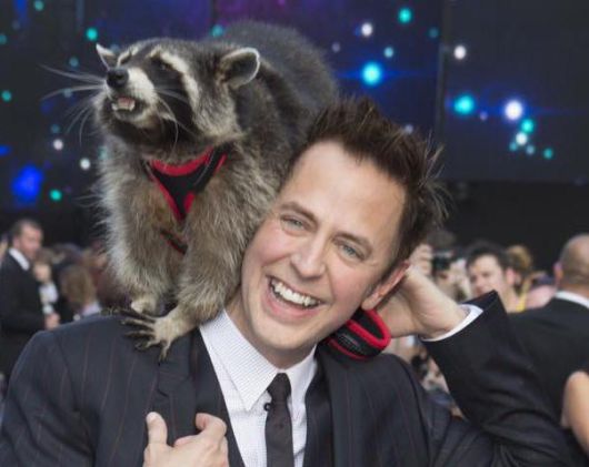 제임스 건 감독이 2017년 영화 '가디언즈 오브 갤럭시 Vol.2' 시사회에서 영화 속 주연으로 활약하는 '로켓 라쿤'의 모델 '오레오'와 함께 기념사진을 찍는 모습. 건 감독은 이후 '가디언즈 오브 갤럭시' 차기작에서 로켓 라쿤의 기원을 묘사하며 동물실험을 정면으로 비판하기도 했다. 가디언즈 오브 갤럭시 페이스북 팬 페이지