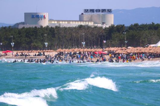 피서객들이 12일 강원 양양군 낙산해수욕장에서 물놀이를 하고 있다. 연합뉴스
