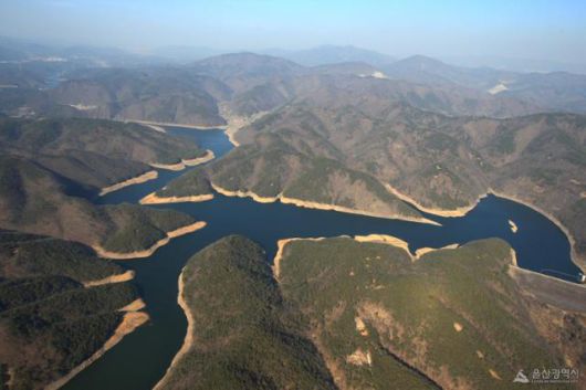 1965년 울산 울주군 언양읍 사연댐 건설로 생긴 사연호. 이 물이 울산시민의 식수라는 게 수십 년 이어진 반구천 암각화 보존의 딜레다. 울산시 제공