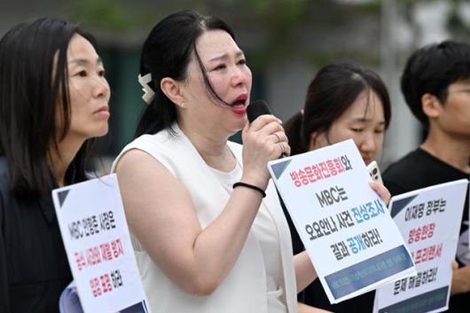 1일 고 오요안나씨의 어머니인 장연미(왼쪽 두 번째)씨가 서울 종로구 국정기획위원회에서 열린 MBC 오요안나 기상캐스터 유가족 요구안 선포 기자회견에서 발언하고 있다. 박시몬 기자