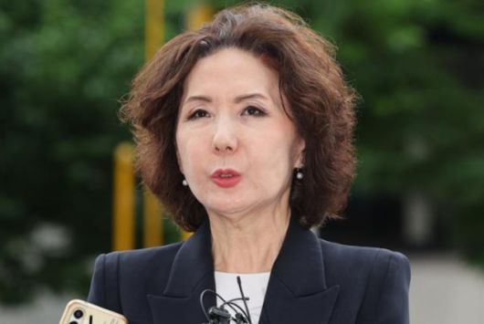 이진숙 교육부 장관 후보자가 지난달 30일 서울 여의도 한국교육시설안전원에 마련된 인사청문회 사무실로 출근하며 취재진의 질의에 답변하고 있다.뉴스1