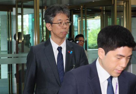 이세키 요시아스(뒤) 주한일본대사관 총괄공사 대리가 15일 초치돼 서울 종로구 외교부 청사로 들어오고 있다. 외교부는 이날 일본 정부가 독도 영유권 주장을 담은 방위백서를 채택하자 항의의 뜻을 전하기 위해 이세키 총괄공사 대리를 초치했다. 연합뉴스