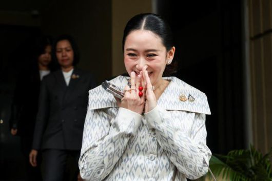 패통탄 친나왓 태국 총리가 지난 3일 방콕 정부청사를 떠나며 취재진에게 인사하고 있다. 방콕=로이터 연합뉴스