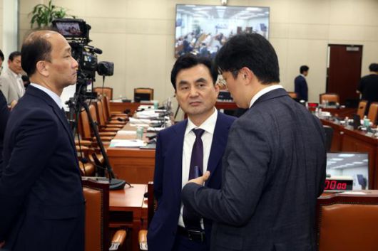 안규백 국방부 장관 후보자가 15일 서울 여의도 국회 국방위원회의 인사청문회에서 여야 의원들의 대치로 회의가 정회되자 인사청문회준비단 관계자들과 대화를 하고 있다. 뉴시스