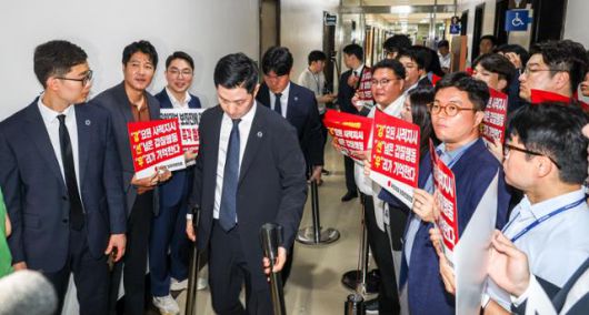 14일 서울 여의도 국회에서 열린 여성가족위원회의 강선우 여성가족부 장관 후보자 인사청문회에 앞서 국민의힘 보좌진협의회 관계자들이 강 후보자를 규탄하는 피켓팅을 하고 있다. 뉴시스