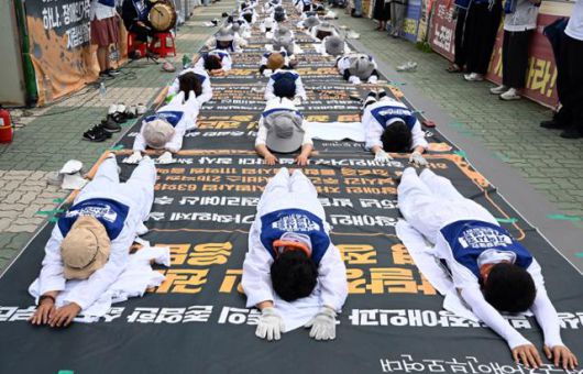 전국장애인부모연대 회원들이 지난달 30일 서울 여의도 국회 앞에서 발달장애 권리 예산 확보, 발달장애인 자립생활 보장 등을 촉구하며 오체투지 집회를 열고 있다. 강예진 기자