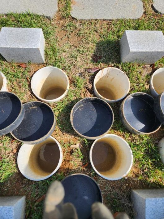 올해 4월 국립산청호국원에서 유골함을 안장하기 위해 파둔 곳에 물이 스며든 모습이 보인다. 국가보훈부 노조 제공