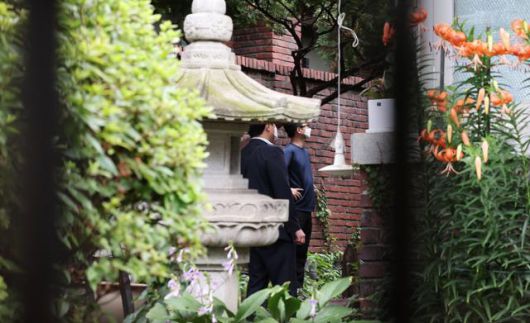 김건희 여사 관련 의혹을 수사하는 민중기 특검팀이 15일 서울 강남구 역삼동에 위치한 건진법사 전성배씨 법당에 대한 압수수색을 진행하고 있다. 뉴스1