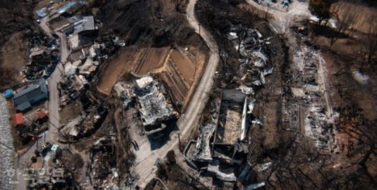 4월 2일 경북 영덕군 석리에 위치한 '따개비 마을' 곳곳이 산불에 타 동네 전체가 폐허가 됐다. 영덕=하상윤 기자