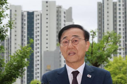 김윤덕 국토교통부 장관 후보자가 15일 오전 정부과천청사로 출근하며 취재진 질의에 답하고 있다. 뉴시스