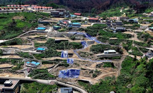 최악의 산불로 기록된 경북 산불 발생 100일째인 지난달 30일 경북 영덕군 영덕읍 석리 따개비 마을에 산불로 전소된 주택이 모두 철거되고 낙석과 산사태 방지를 위한 방수포가 덮여있다. 영덕=뉴시스