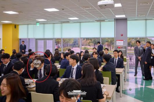이재명(빨간 원) 대통령이 14일 충북 진천군 소재 국가공무원인재개발원 구내식당에서 신임 공무원들과 점심식사를 함께하던 중 국그릇을 통째로 들고 국물을 들이켜고 있다. 대통령실 제공