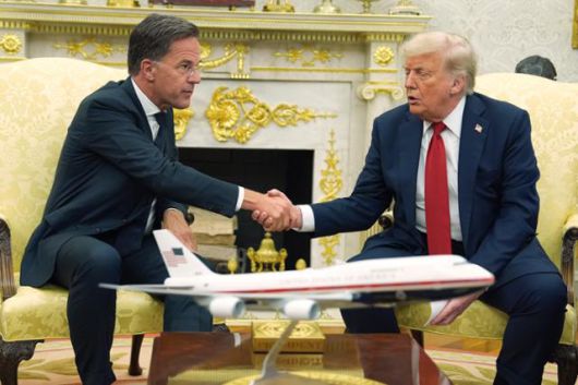 도널드 트럼프(오른쪽) 미국 대통령이 14일 백악관 집무실에서 마르크 뤼터 북대서양조약기구(NATO 나토) 사무총장과 회담하고 있다. 워싱턴=AP 뉴시스