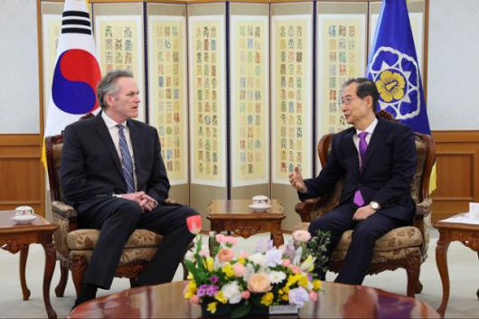 한덕수 당시 대통령 권한대행 국무총리가 3월 25일 서울 종로구 정부서울청사에서 마이크 던리비 미국 알래스카 주지사를 접견하고 있다. 국무총리실 제공