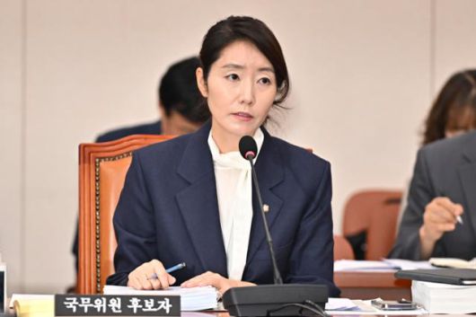 강선우 여성가족부 장관 후보자가 14일 국회 여성가족위원회에서 열린 인사청문회에 참석해 답변하고 있다 . 정다빈 기자