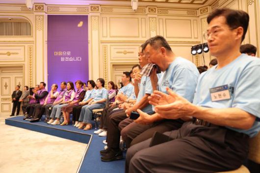 16일 오후 서울 종로구 청와대 영빈관에서 열린 '기억과 위로, 치유의 대화'에서 유가족들이 유가족 대표들의 발언을 듣고 있다. 왕태석 선임기자