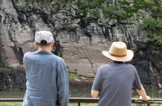 15일 울산광역시 울주군 대곡리 ○○○ 앞에서 시민들이 살펴보고 있다. 뉴시스